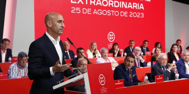 Luis Rubiales y sus escándalos; viajes con dinero de la Federación, negocios con Piqué y hasta orgías