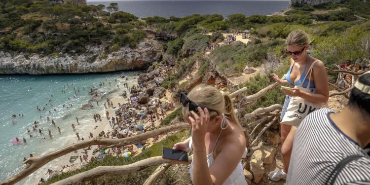 Turismo | Los turistas perciben unas Islas Baleares saturadas y masificadas este verano