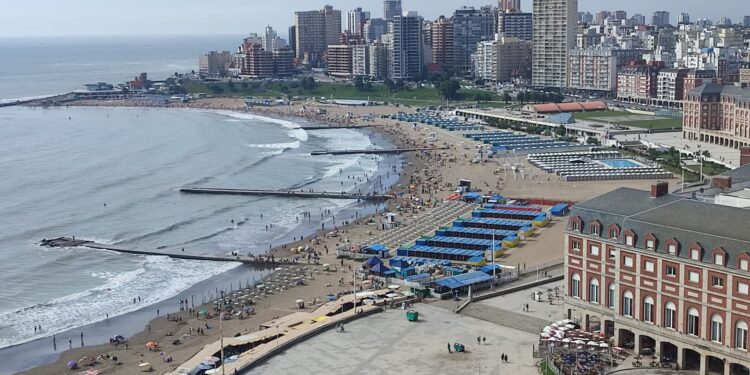 La nominación de Mar del Plata desata la furia de los necochenses: ¿La mejor playa de Sudamérica?