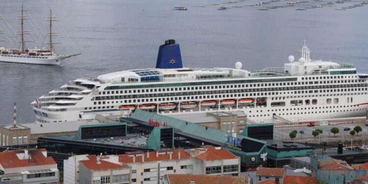 El crucero “Aurora” (d.) y el velero “Sea Cloud Spirit” (i.) hoy en A Laxe.