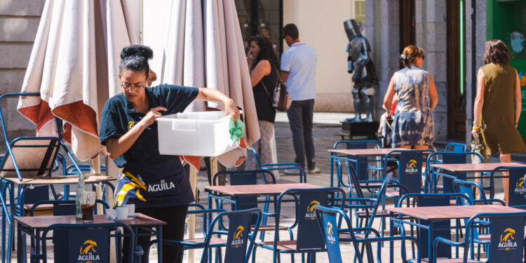 Los bares ajustan horarios y días de apertura por falta de personal