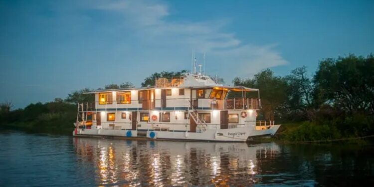 Denuncian barco que trae turistas nacionales y extranjeros