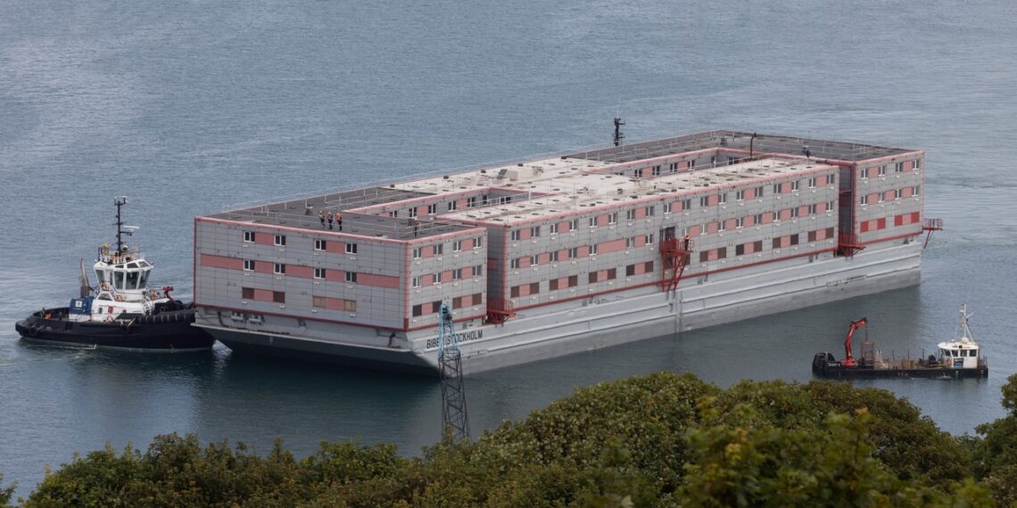 La cárcel crucero de Reino Unido 'Bibby Stockholm' llega a puerto