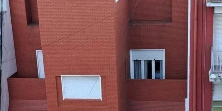 cómo es el balcón desde el que cayó una adolescente