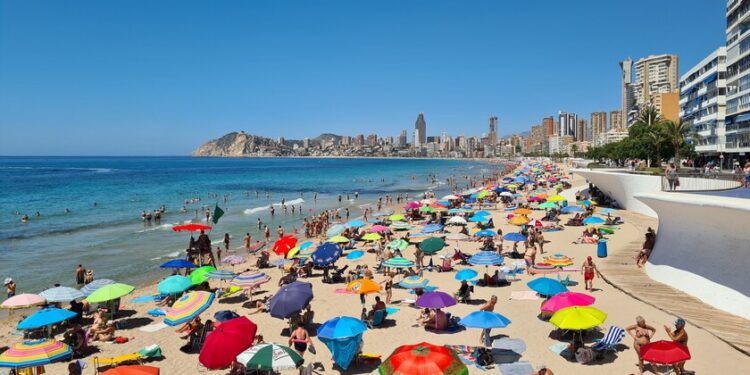 cómo el calor extremo está transformando ya al turismo en España