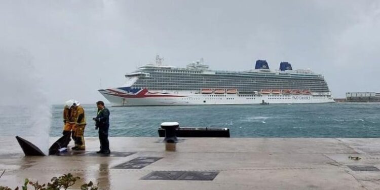 Por el fuerte viento un crucero rompió las amarras e impactó contra un buque petrolero