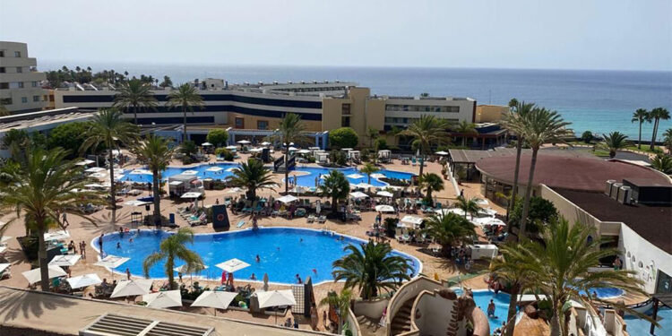 Guerra de tumbonas, mojitos de ron miel y masajes hawaianos en Fuerteventura, en el mejor 'todo incluido' de España