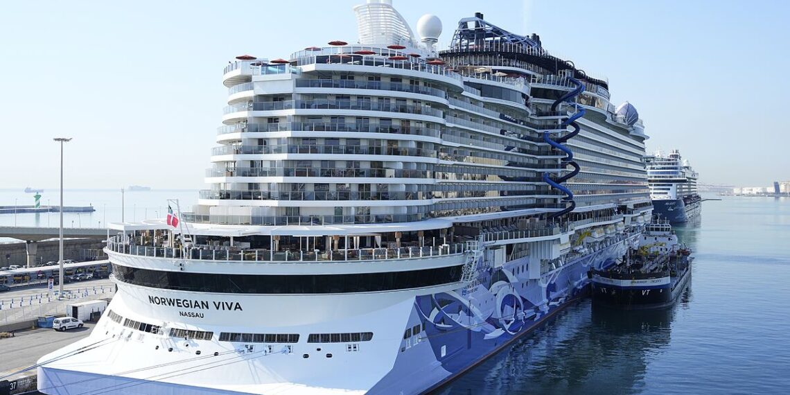 Un crucero de 330 metros choca contra un petrolero debido al fuerte viento en Palma