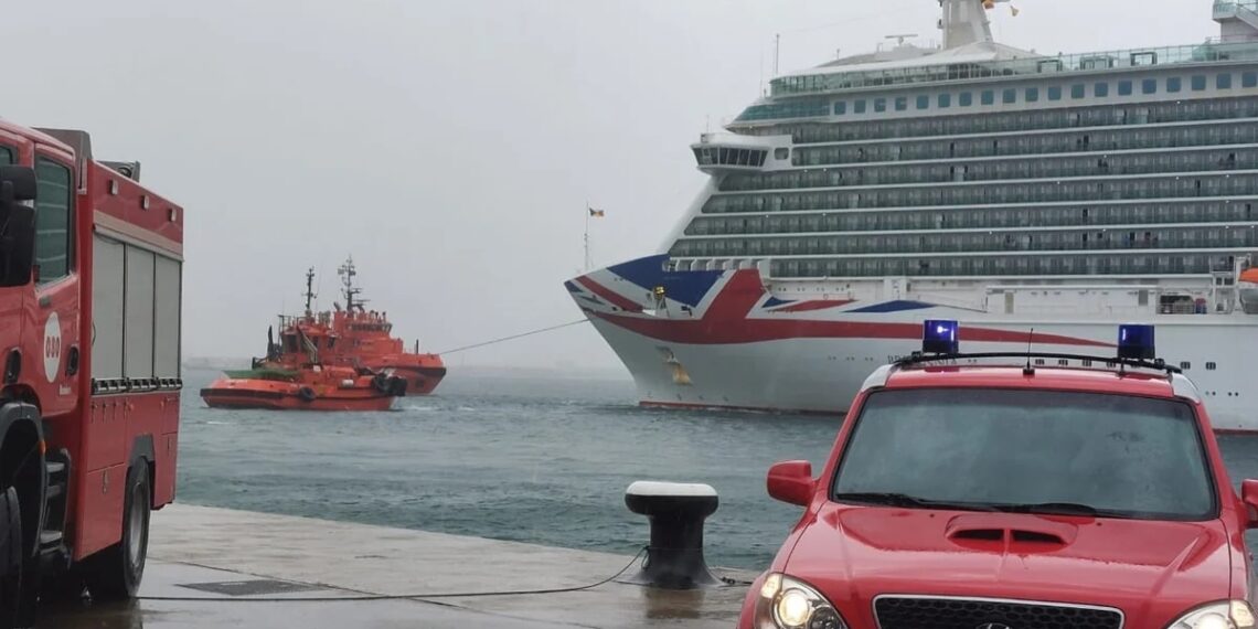 Un crucero de 330 metros choca contra un petrolero debido al fuerte viento en Palma