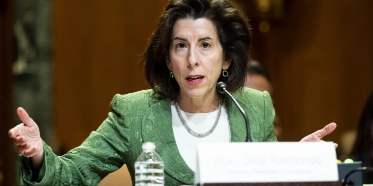 Llega a China la secretaria de Comercio de EEUU, Gina Raimondo, en una nueva visita de alto perfil