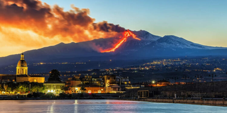El Etna entra en erupción y paraliza el aeropuerto de Catania
