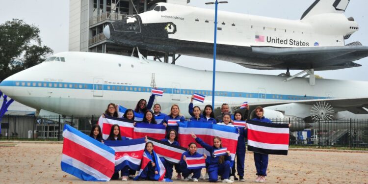 10 niñas ticas se preparan para despegar a la NASA