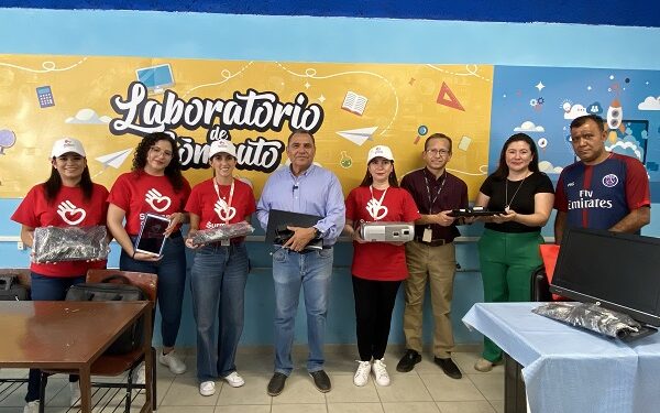 Grupo Surman dona útiles y equipos tecnológicos a la Escuela Ford #11