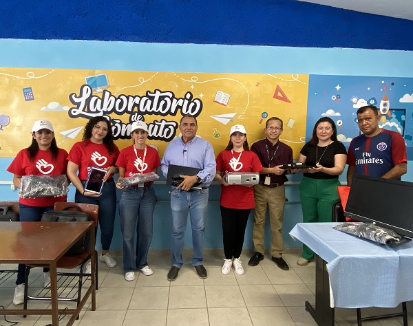 Grupo Surman dona útiles y equipos tecnológicos a la Escuela Ford #11