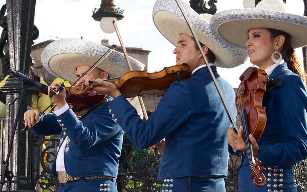 En el mes patrio asiste a un recorrido de cantinas y mariachi en Guadalajara