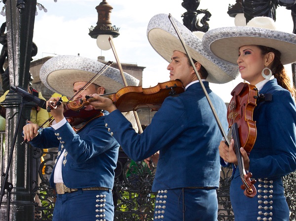En el mes patrio asiste a un recorrido de cantinas y mariachi en Guadalajara