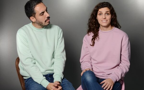 La obra Creadores de Mundos, presenta una forma peculiar de vivir el amor.