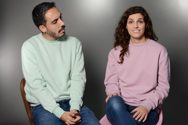 La obra Creadores de Mundos, presenta una forma peculiar de vivir el amor.