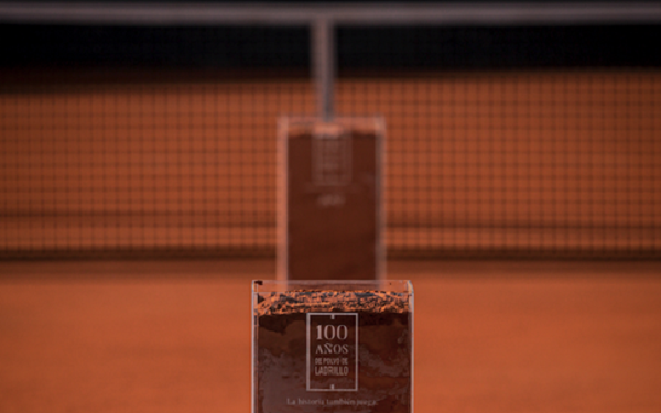 La Asociación de Tenis llenó de mística la cancha de Lawn Tennis con una acción de Grey y BCW