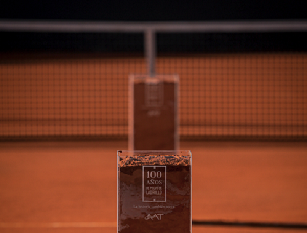 La Asociación de Tenis llenó de mística la cancha de Lawn Tennis con una acción de Grey y BCW