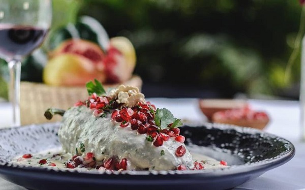 ¿Aún con antojo de chiles en nogada? Te presentamos los vinos ideales para maridarlo