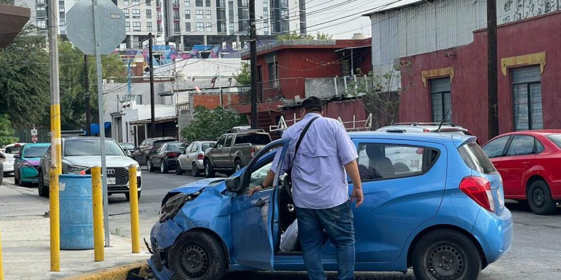 Choque de crucero en el Centro de Monterrey deja daños| Telediario México