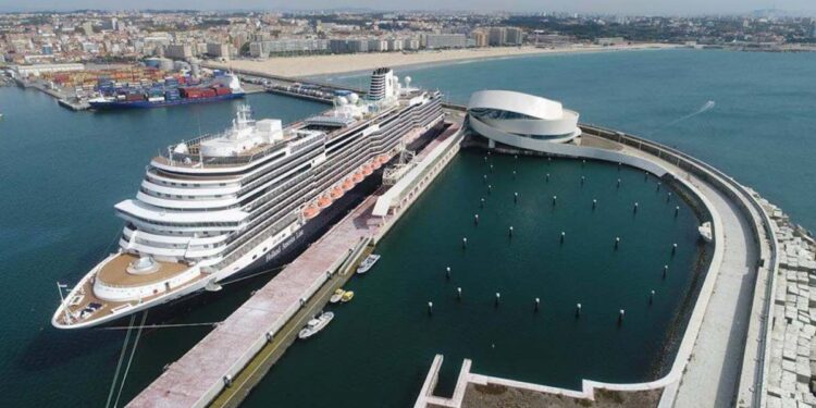 Vigo planifica cien cruceros en 2024 y Oporto y A Coruña prevén el doble