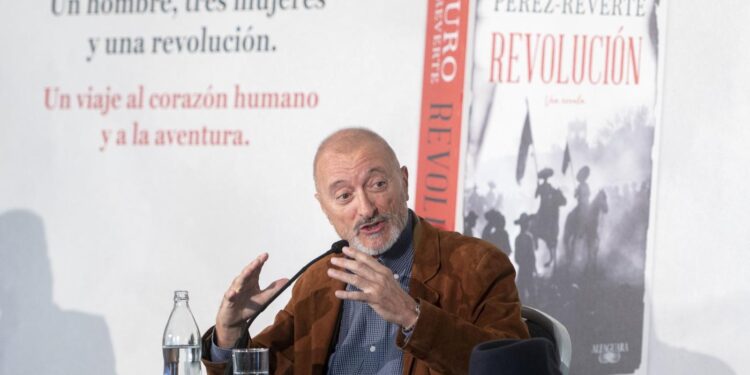 Arturo Pérez Reverte. - Archivo