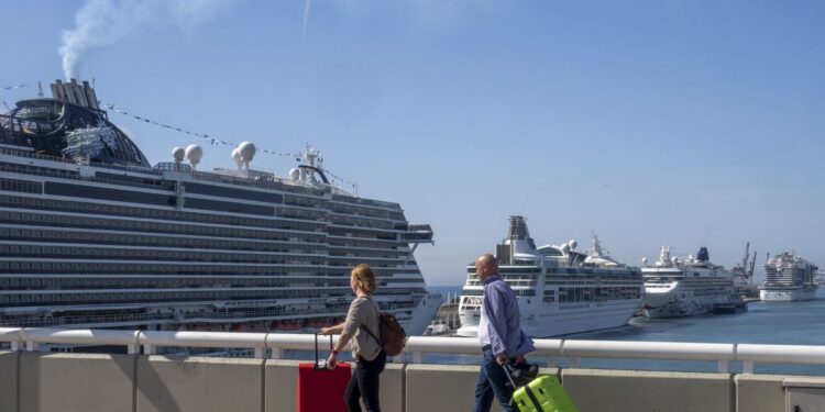Cataluña gravará con 1.400 euros la contaminación de los cruceros | Economía