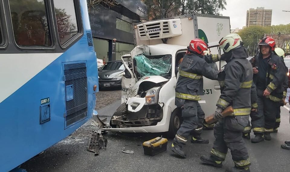 Villa Luro: chocaron un colectivo y una camioneta, cuyo conductor debió ser rescatado