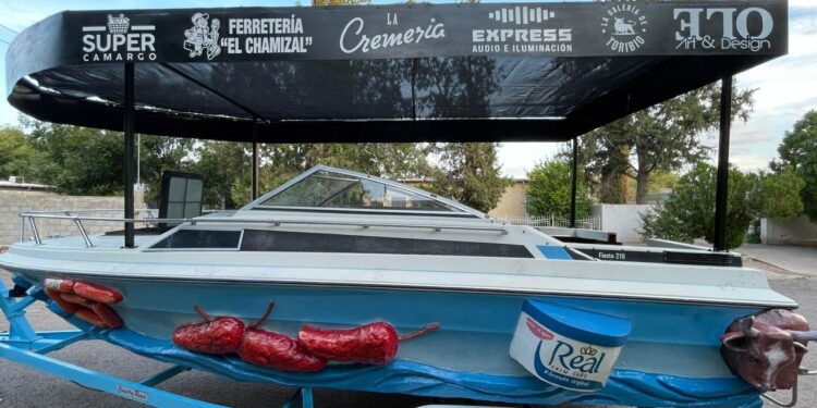 Presentan comerciantes una lancha turística alegórica