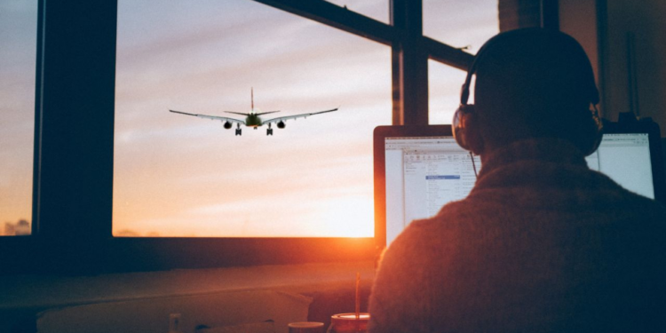 Tips de viaje: ¿Cómo ahorrar dinero al comprar vuelos de avión por internet?