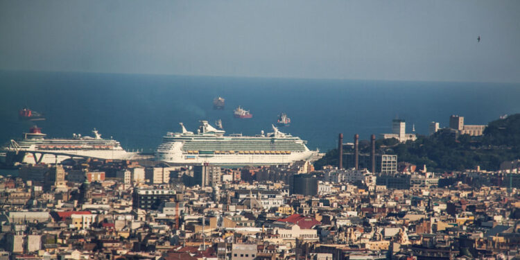 Cruceros, humo negro y masificación turística en Barcelona • Ecologistas en Acción