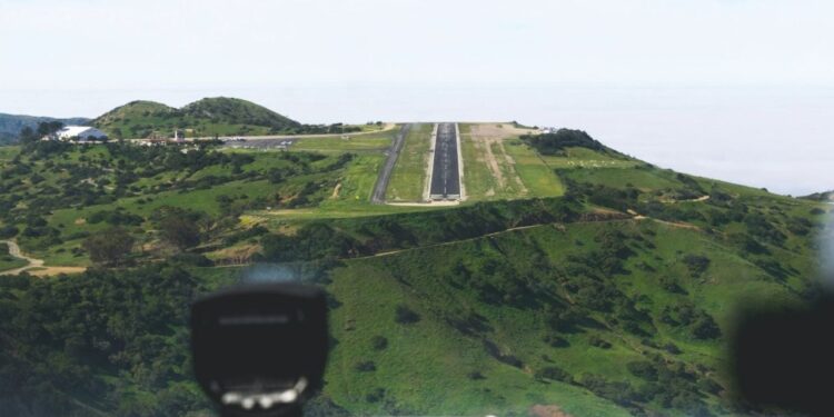 Conoce el aeropuerto más pequeño del mundo y los viajes que aterrizan en esta terminal