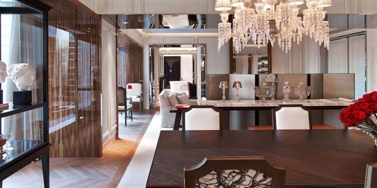 Cómo es el exclusivo hotel de Nueva York que ofrece el cóctel de gin más caro del mundo y que fue hackeado