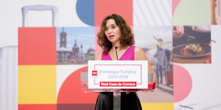 La presidenta interviniendo en el atril
