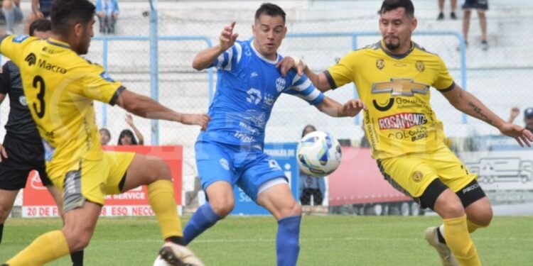 Fútbol: Crucero volvió a perder y cada vez se complica más imagen-6