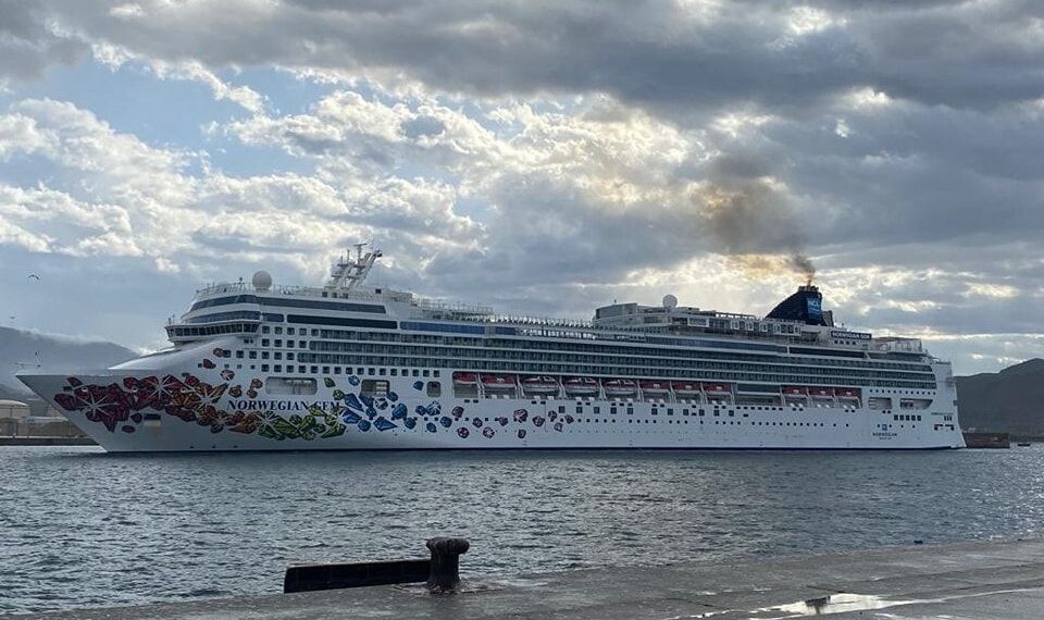 Hace escala por vez primera en el Puerto de Motril el crucero Norwegian Gem