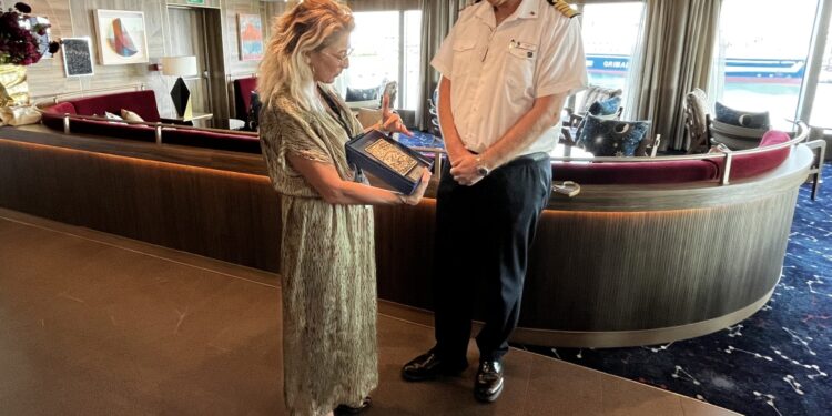 El crucero Seabourn Pursuit llega por primera vez al Puerto de València