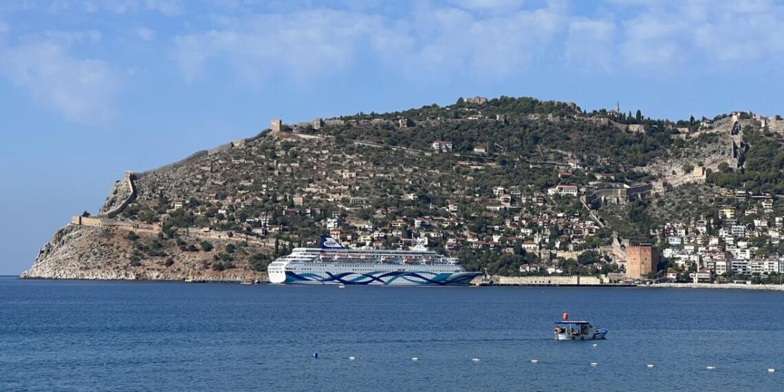 Crucero Crown Iris llega a localidad turca de Alanya con 1.606 turistas