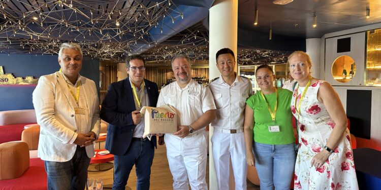 El buque ‘Costa Fortuna’ inaugura la temporada de cruceros 2023-2024 en Puerto del Rosario