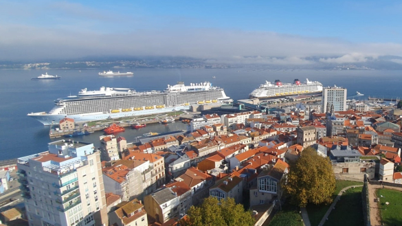 El récord de cruceros en un día en el puerto de Vigo enciende todas las alarmas medioambientales