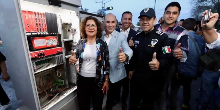 Enrique Galindo estrena sistema de semáforos inteligentes en la capital