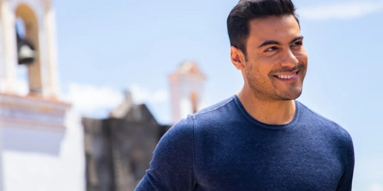 El nuevo especial de Disney+ lleva a Carlos Rivera en un viaje de recuerdos por su pueblo natal