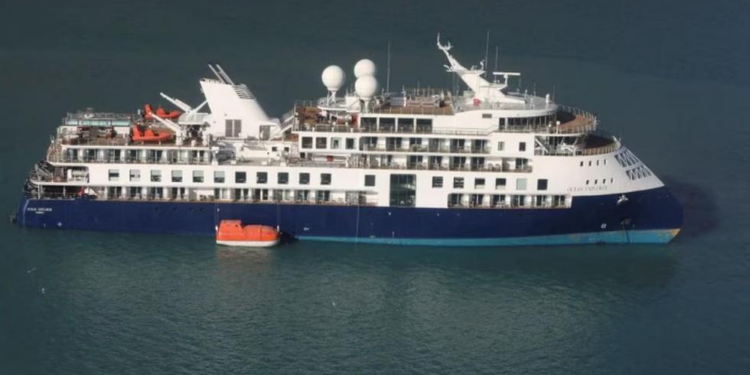 Groenlandia: crucero Ocean Explorer con 206 personas a bordo encalló en una zona remota del Parque Nacional del Noreste | MUNDO