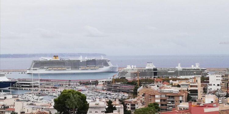 Cruceros en Mallorca | Dos barcos propulsados por gas natural coinciden en Palma
