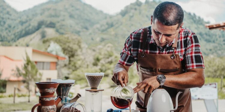 Finca y hoteles en Alajuela apuestan por brindan experiencia de tomar café a la tica