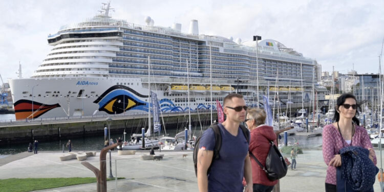 Un crucero con tobogán de caída libre y pista de carreras visita A Coruña en octubre