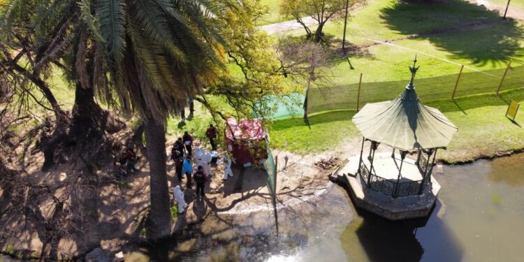 Tatuajes, las SUBE, denuncias y huellas: cómo buscan identificar al hombre hallado muerto en un lago de Palermo