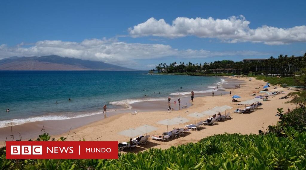Hawái | "Te educan odiando a los turistas": la tensión entre visitantes y lugareños que reavivan los devastadores incendios que han dejado 100 muertos